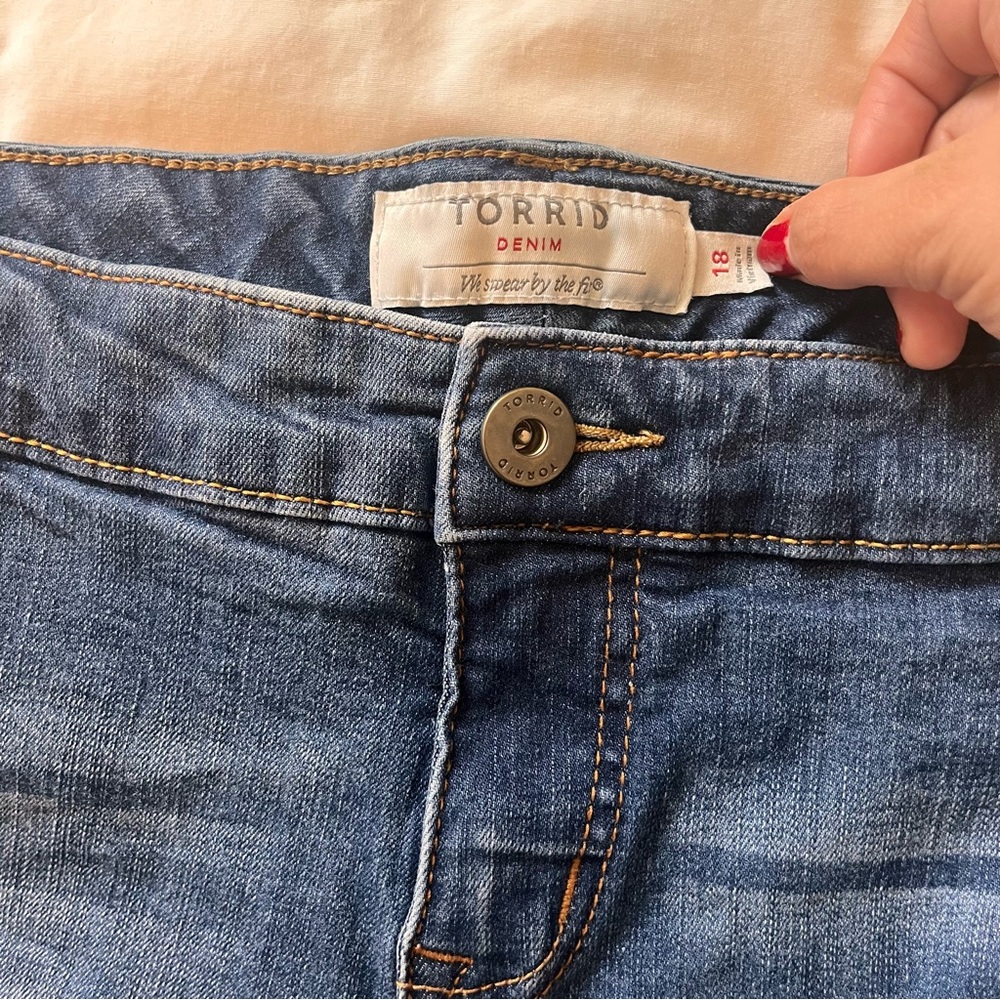Torrid Medium Wash Distressed Blue Denim Shorts - 18 - Picture 10 of 12